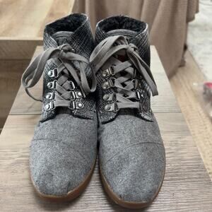 TOMS Highland Tartan Grey Foldover Lace-Up Ankle Boot. Size 6